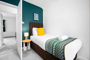 Stylish Three Bedroom Retreat With Garden