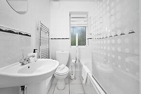 Stylish Three Bedroom Retreat With Garden