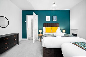 Stylish Three Bedroom Retreat With Garden