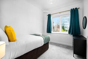 Stylish Three Bedroom Retreat With Garden