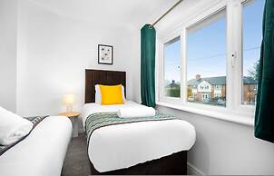 Stylish Three Bedroom Retreat With Garden