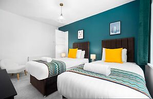 Stylish Three Bedroom Retreat With Garden