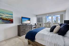 Bayfront Gem With Balcony and Pool