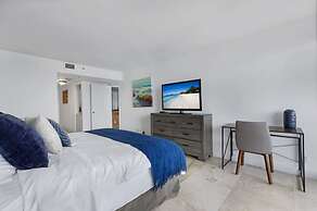 Bayfront Gem With Balcony and Pool