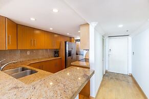 Ocean View w Large Balcony Pool and Hot Tub