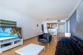 Ocean View w Large Balcony Pool and Hot Tub