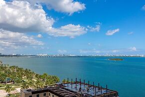 Ocean View w Large Balcony Pool and Hot Tub