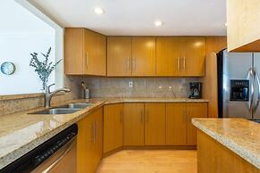 Ocean View w Large Balcony Pool and Hot Tub