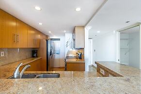 Ocean View w Large Balcony Pool and Hot Tub