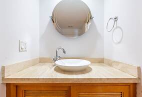 Ocean View w Large Balcony Pool and Hot Tub