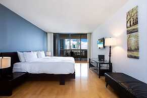 Ocean View w Large Balcony Pool and Hot Tub