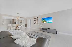 Bay Overlooking Condo With Balcony