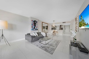 Bay Overlooking Condo With Balcony