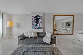 Bay Overlooking Condo With Balcony