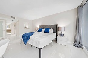 Bay Overlooking Condo With Balcony