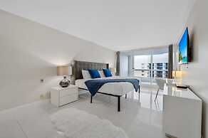 Bay Overlooking Condo With Balcony