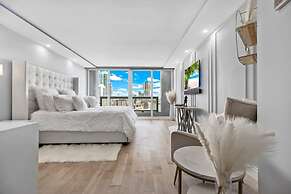 Incredible Waterfront Penthouse With Bay View