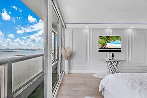 Incredible Waterfront Penthouse With Bay View