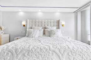 Incredible Waterfront Penthouse With Bay View