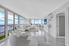 Incredible Waterfront Penthouse With Bay View