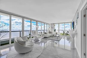 Incredible Waterfront Penthouse With Bay View