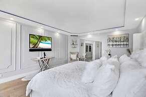 Incredible Waterfront Penthouse With Bay View