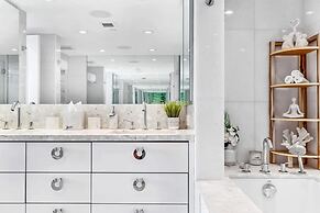 Incredible Waterfront Penthouse With Bay View