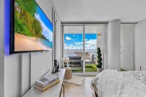 Incredible Waterfront Penthouse With Bay View