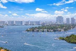 Sunny and Spacious 2 Bedroom Condo on the Bay