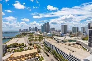 Sunny and Spacious 2 Bedroom Condo on the Bay