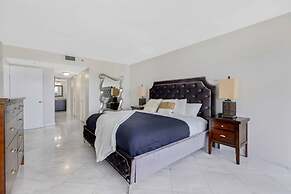 Sunny and Spacious 2 Bedroom Condo on the Bay