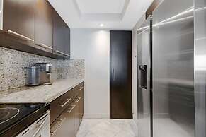 Sunny and Spacious 2 Bedroom Condo on the Bay