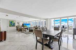Sunny and Spacious 2 Bedroom Condo on the Bay