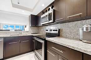 Sunny and Spacious 2 Bedroom Condo on the Bay