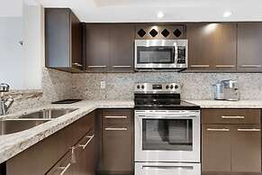 Sunny and Spacious 2 Bedroom Condo on the Bay