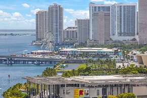 Sunny and Spacious 2 Bedroom Condo on the Bay