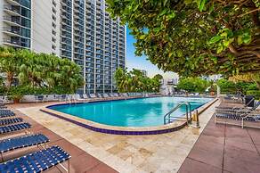 Sunny and Spacious 2 Bedroom Condo on the Bay