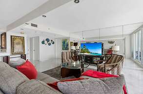 Sunny and Spacious 2 Bedroom Condo on the Bay