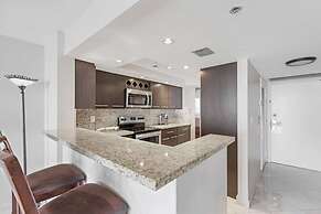 Sunny and Spacious 2 Bedroom Condo on the Bay