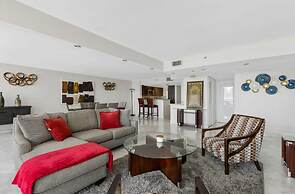 Sunny and Spacious 2 Bedroom Condo on the Bay