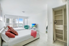 4 Bedroom Condo With Stunning Balcony View