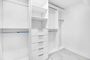 4 Bedroom Condo With Stunning Balcony View