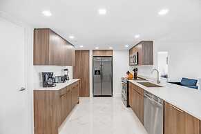 4 Bedroom Condo With Stunning Balcony View