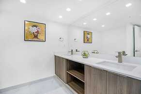 4 Bedroom Condo With Stunning Balcony View