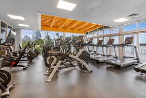 4 Bedroom Condo With Stunning Balcony View