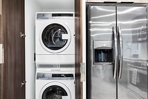 4 Bedroom Condo With Stunning Balcony View