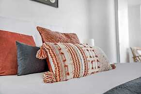 4 Bedroom Condo With Stunning Balcony View