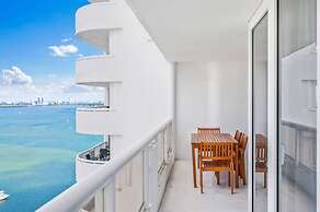 Chic Bayfront Condo With Stunning View