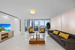 Chic Bayfront Condo With Stunning View