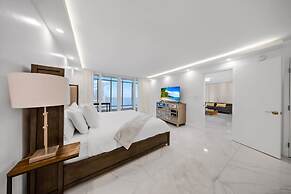 Chic Bayfront Condo With Stunning View